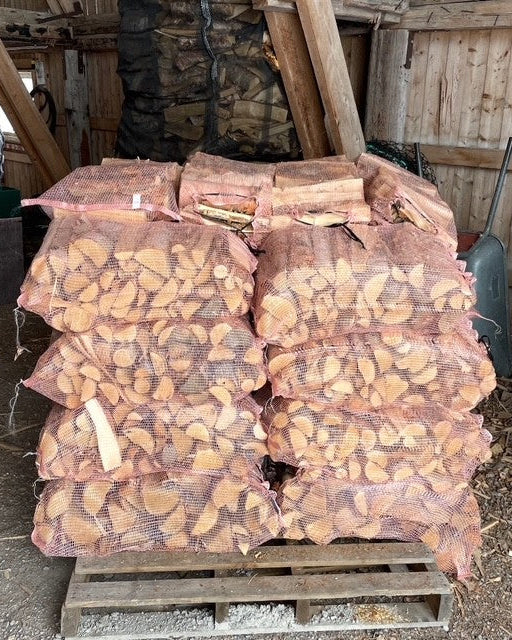 Tørr bjørkeved levert på hytta - fra Svans AS. 10 sekker med 60 liter i hver.