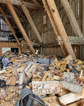 Tørr bjørkeved levert på hytta - fra Svans AS. 10 sekker med 60 liter i hver.