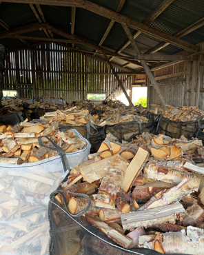 Tørr bjørkeved levert på hytta - fra Svans AS. 10 sekker med 60 liter i hver.