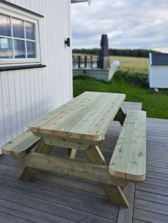 Håndlaget Bord med benk (Rastebenk)